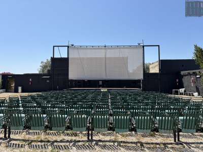 ...poste davanti allo schermo del cinema